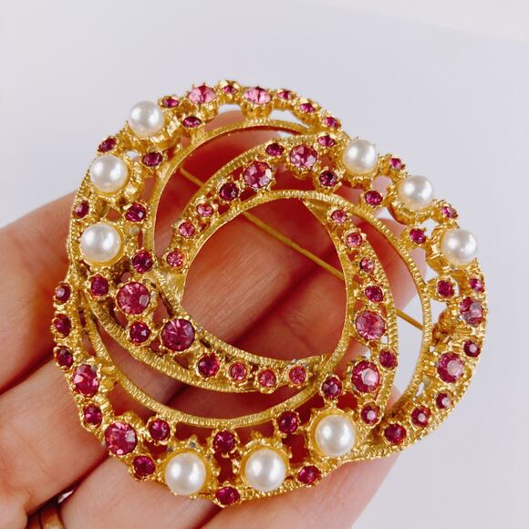 VTG Mid Century Brooch Faux Pearl Fuchsia Pink Rhinestone Layered Gold Tone Pin - Picture 5 of 11